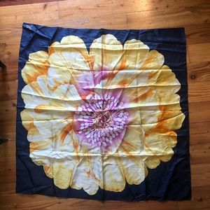 100% silk Oscar de la Renta Scarf 35” square